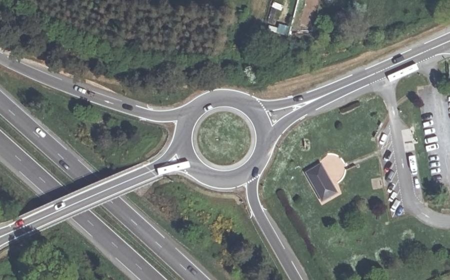 Vue aérienne du Rond-point anonyme n°39140530