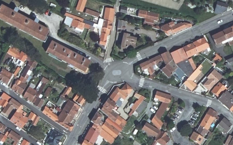 Vue aérienne du Rond-point anonyme n°39143751
