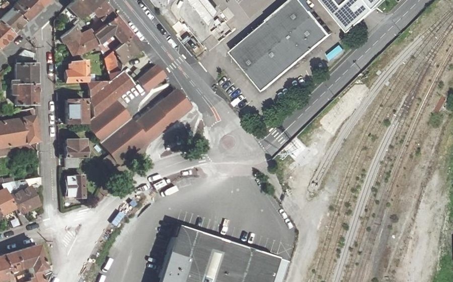 Vue aérienne du Rond-point anonyme n°391454276
