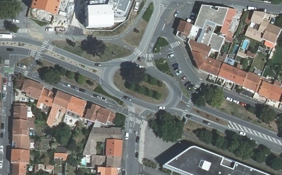 Vue aérienne du Rond-point anonyme n°39162304