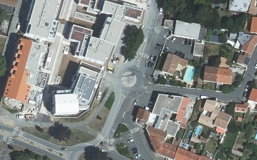 Vue aérienne du Rond-point anonyme n°39162311