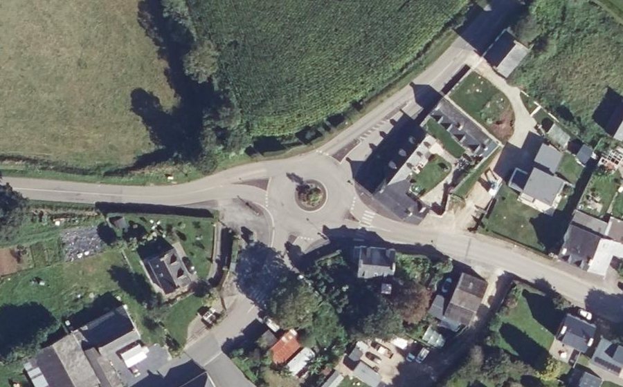 Vue aérienne du Rond-point anonyme n°391669491