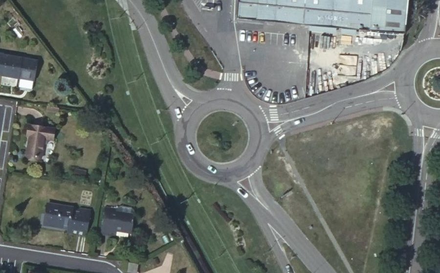 Vue aérienne du Rond-point anonyme n°39170840