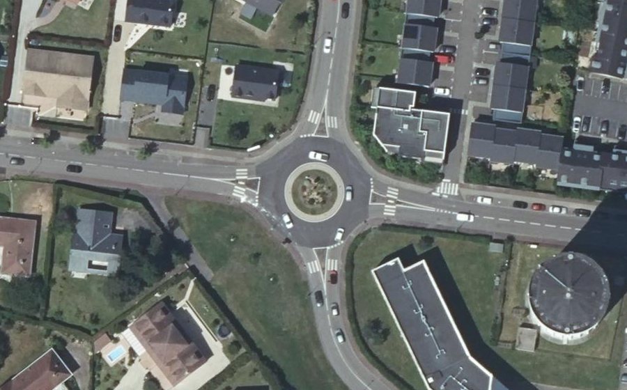 Vue aérienne du Rond-point anonyme n°39170845