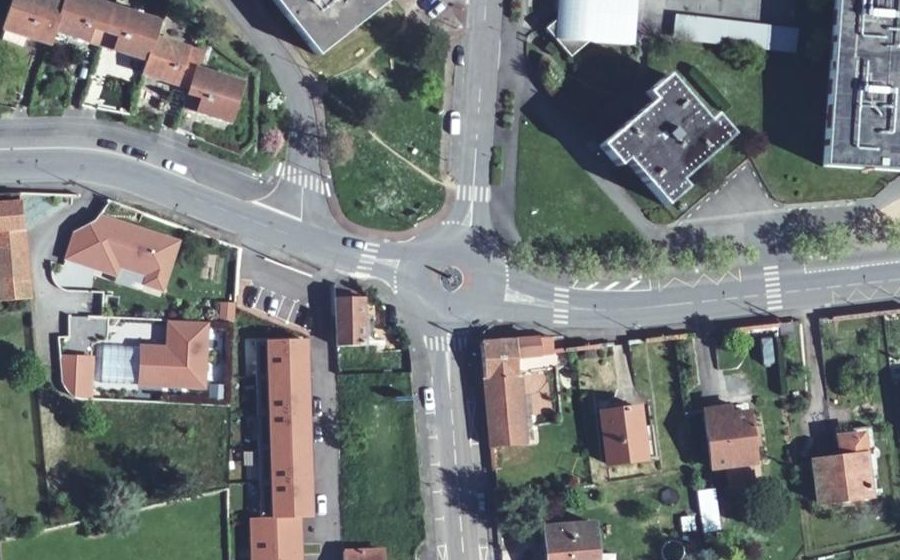 Vue aérienne du Rond-point anonyme n°39173524