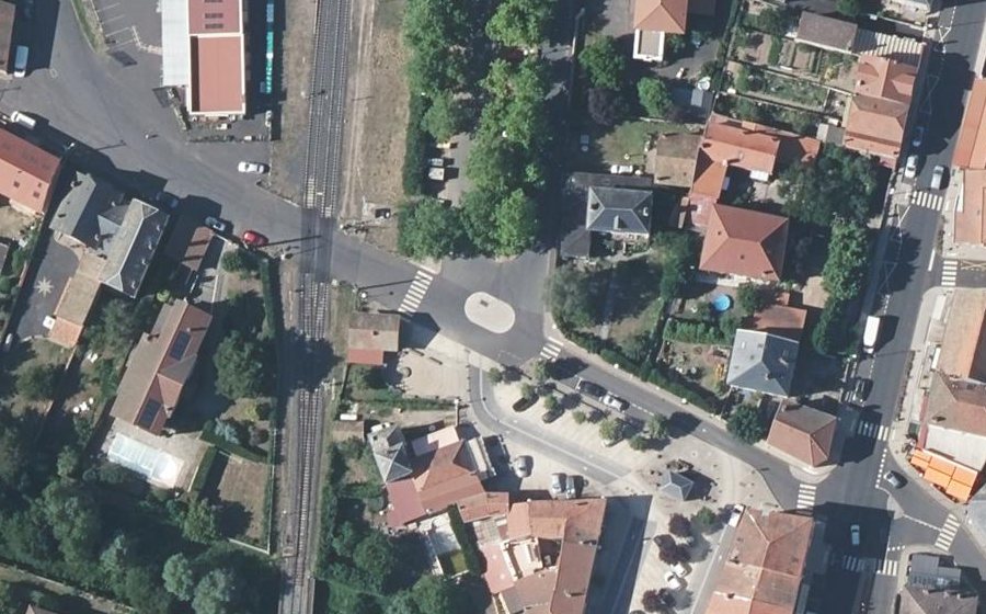 Vue aérienne du Rond-point anonyme n°391769796