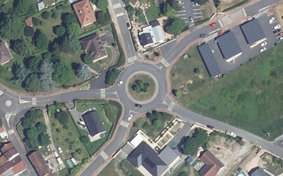 Vue aérienne du Rond-point anonyme n°391783979