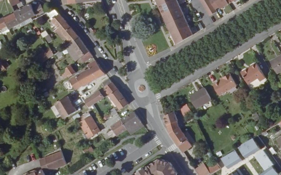 Vue aérienne du Rond-point anonyme n°391885467