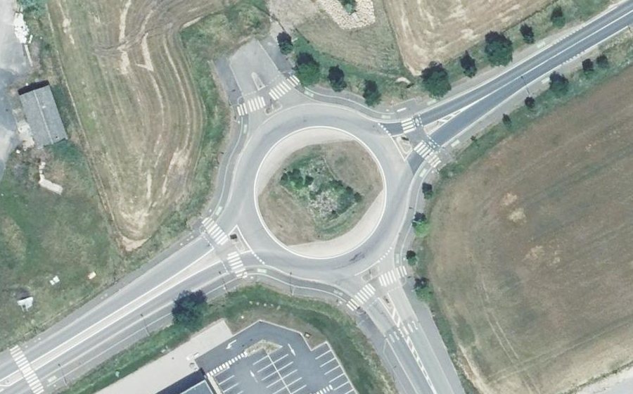 Vue aérienne du Rond-point anonyme n°392094533