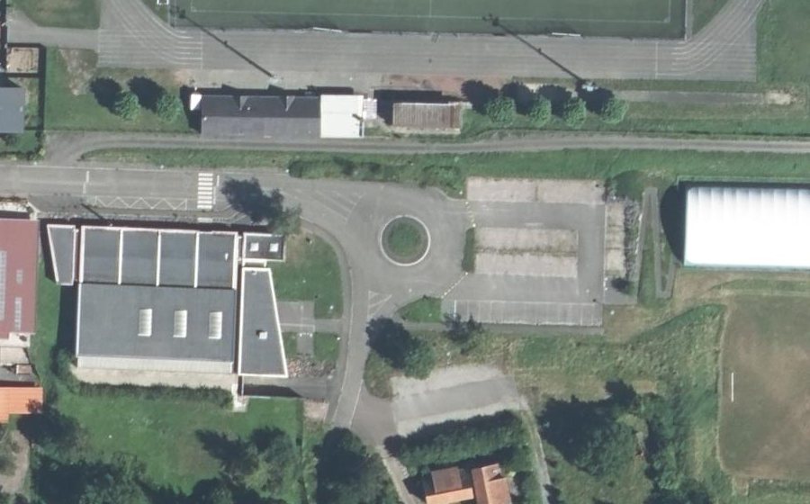 Vue aérienne du Rond-point anonyme n°392139670