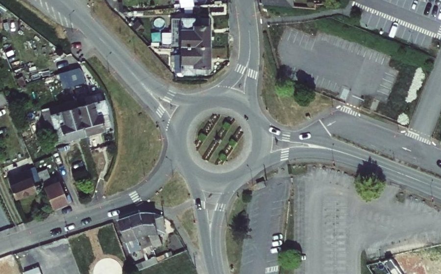 Vue aérienne du Rond-point anonyme n°39218537
