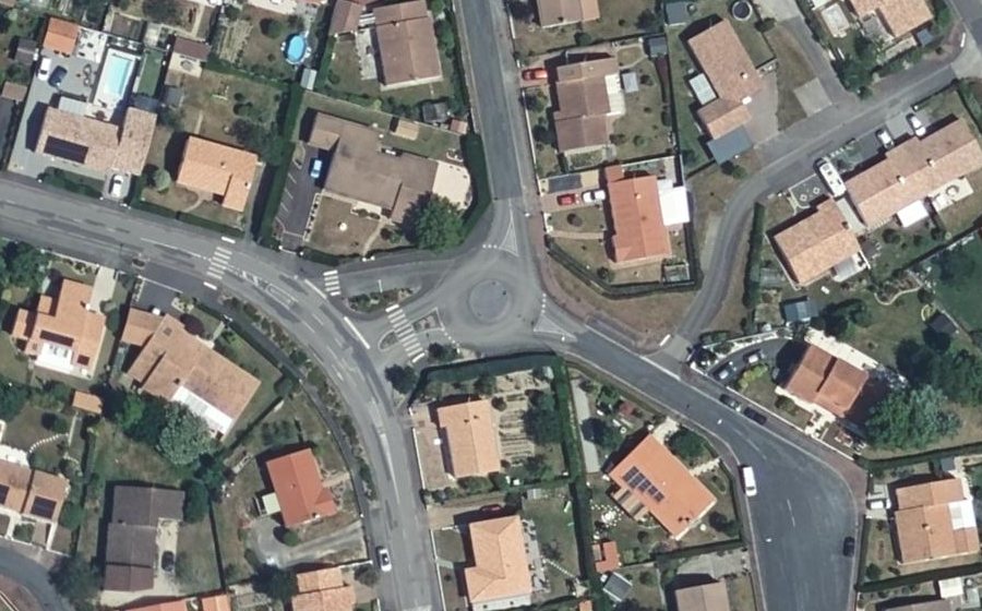 Vue aérienne du Rond-point anonyme n°392198897