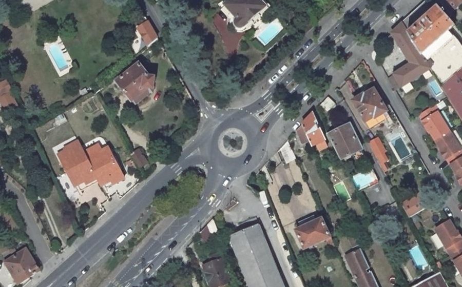 Vue aérienne du Rond-point anonyme n°392199455