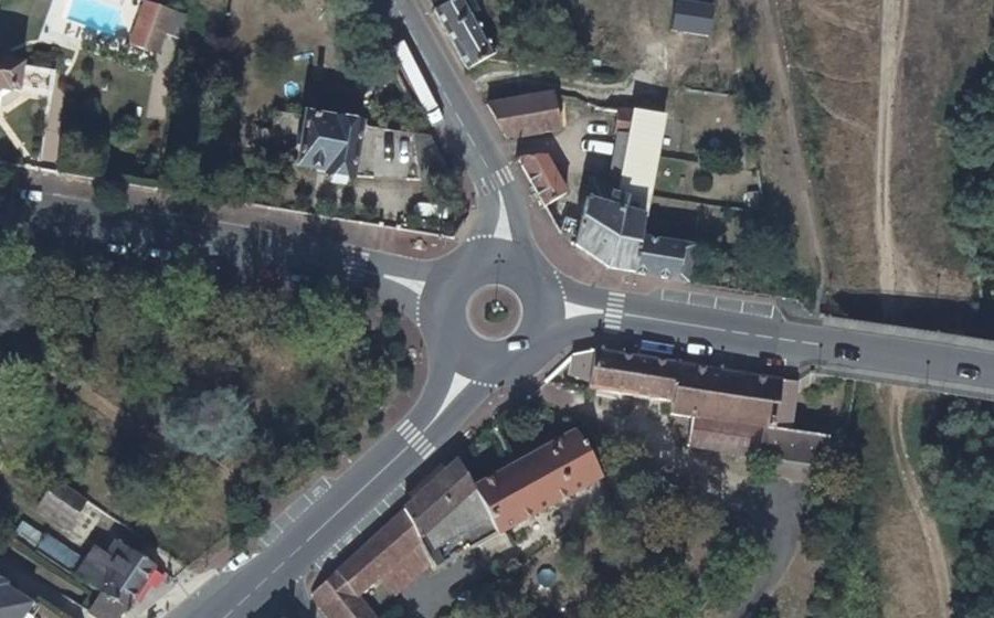 Vue aérienne du Rond-point anonyme n°39231768