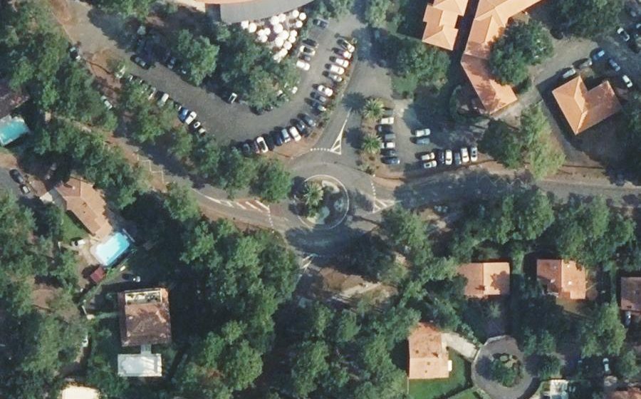 Vue aérienne du Rond-point anonyme n°39236755