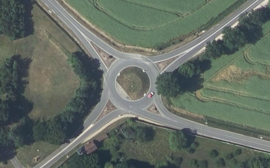 Vue aérienne du Rond-point anonyme n°39244178
