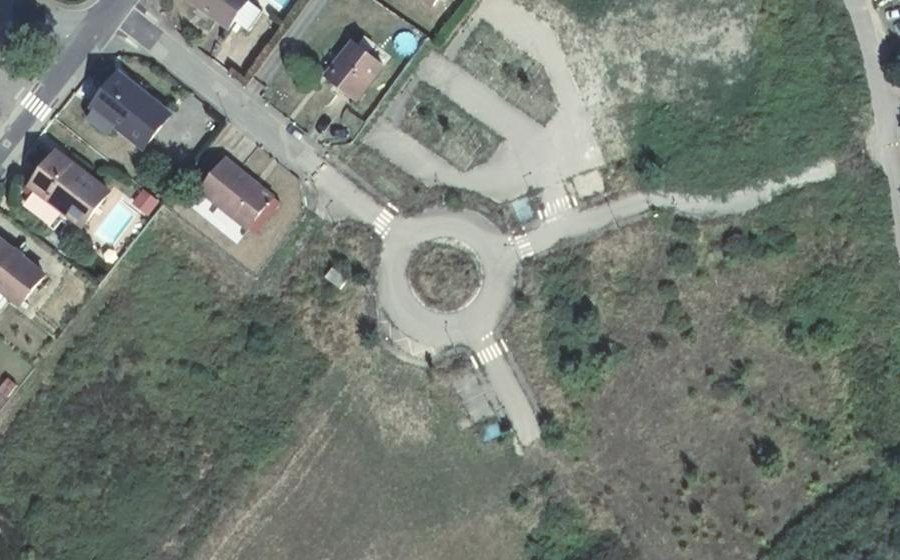 Vue aérienne du Rond-point anonyme n°392448650