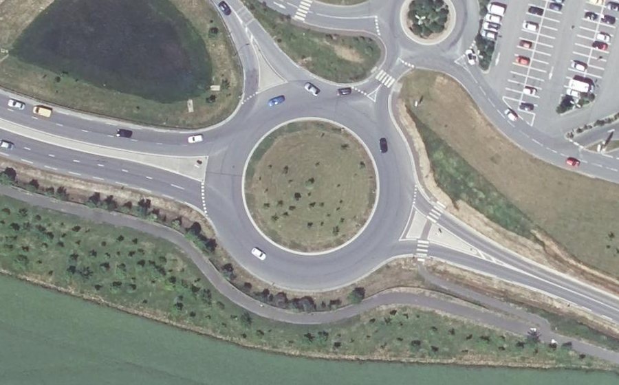 Vue aérienne du Rond-point anonyme n°392513804