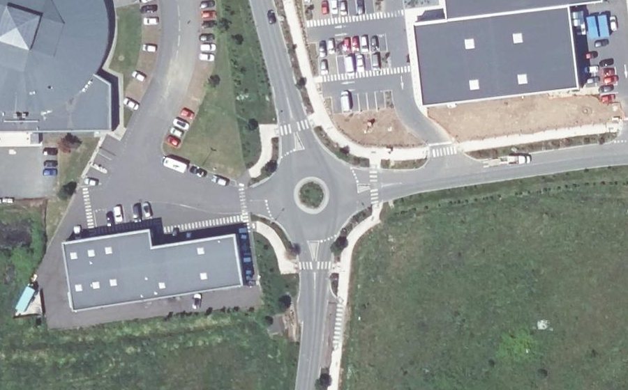 Vue aérienne du Rond-point anonyme n°392513805