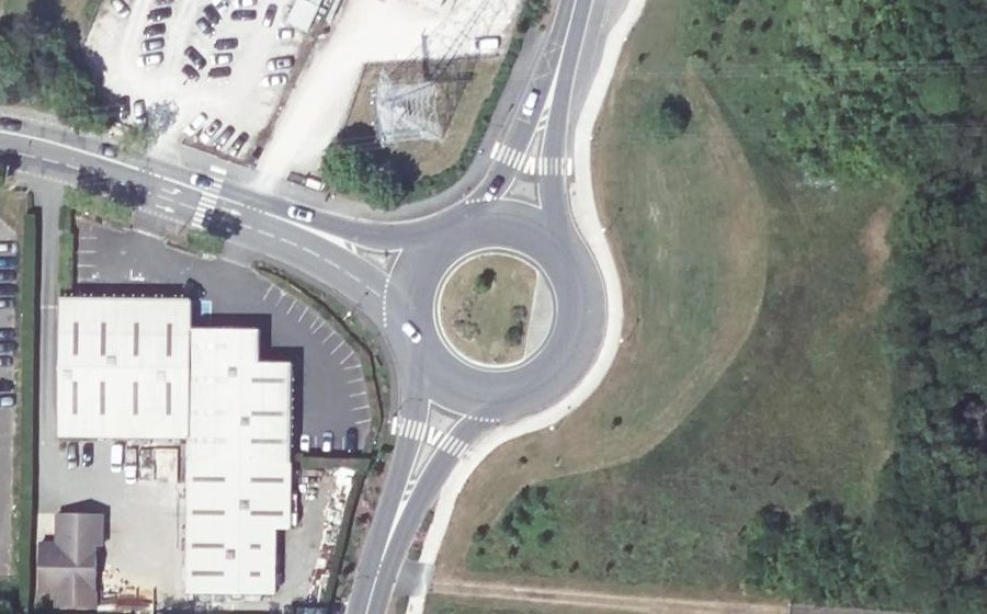 Vue aérienne du Rond-point anonyme n°392513812