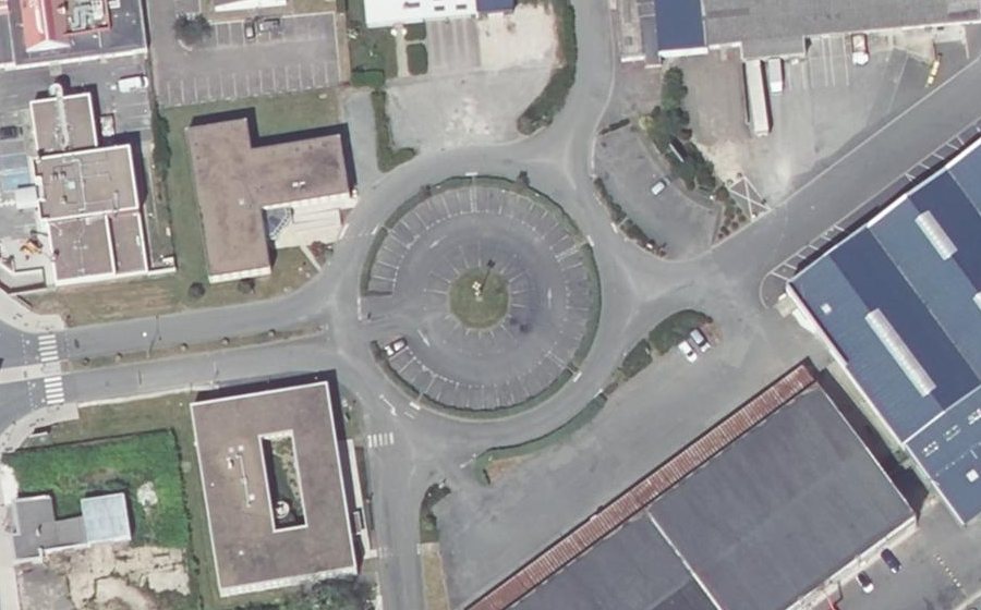 Vue aérienne du Rond-point anonyme n°39259154