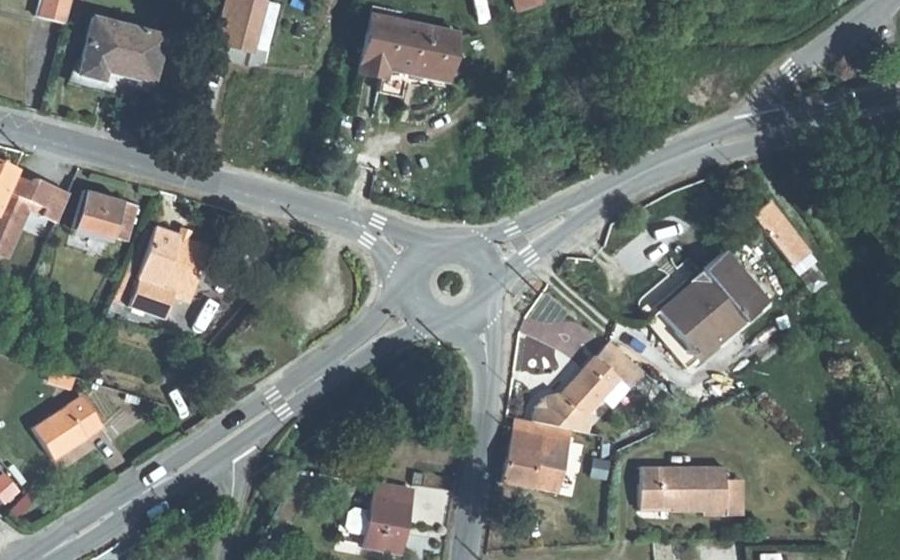 Vue aérienne du Rond-point anonyme n°39267755