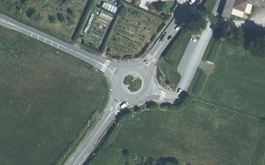 Vue aérienne du Rond-point anonyme n°39267757