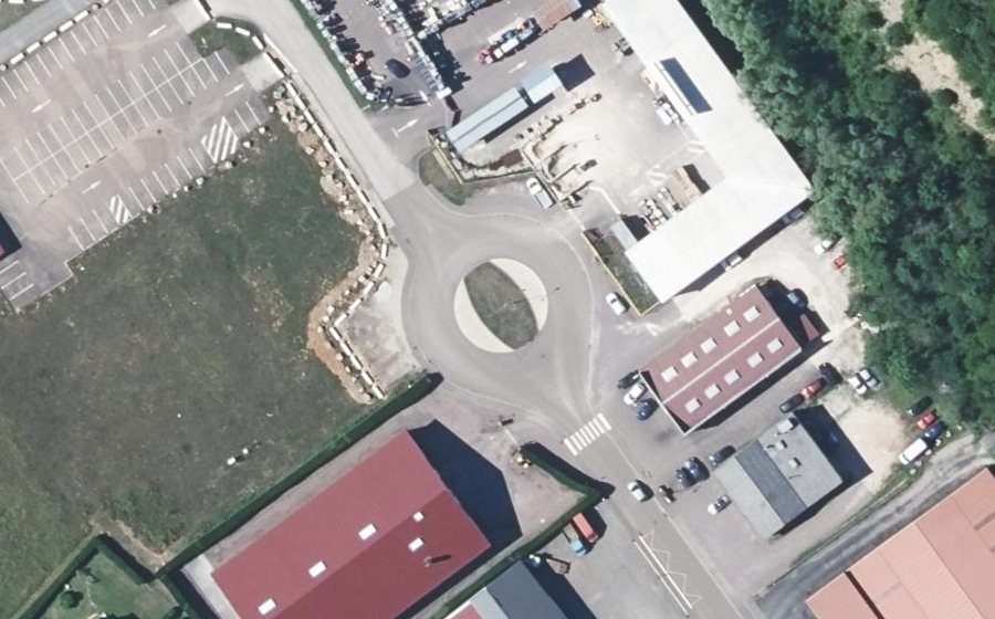 Vue aérienne du Rond-point anonyme n°392687761