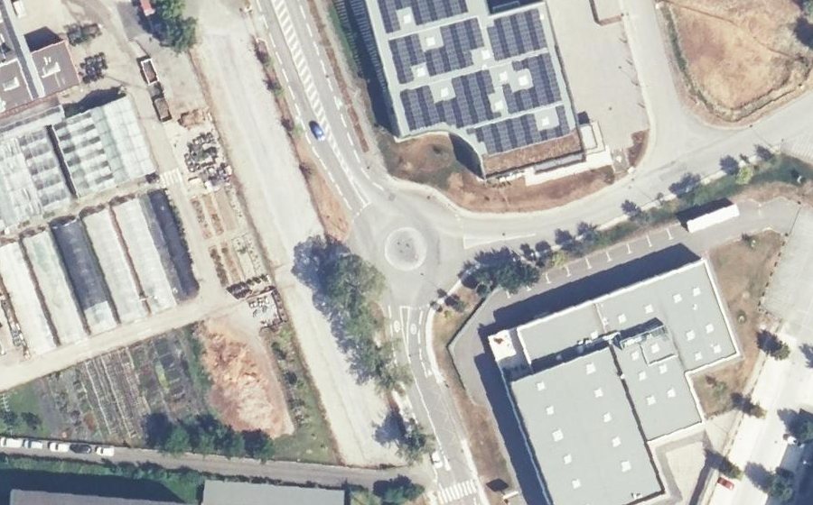 Vue aérienne du Rond-point anonyme n°392739345