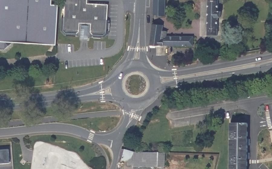 Vue aérienne du Rond-point anonyme n°392829538