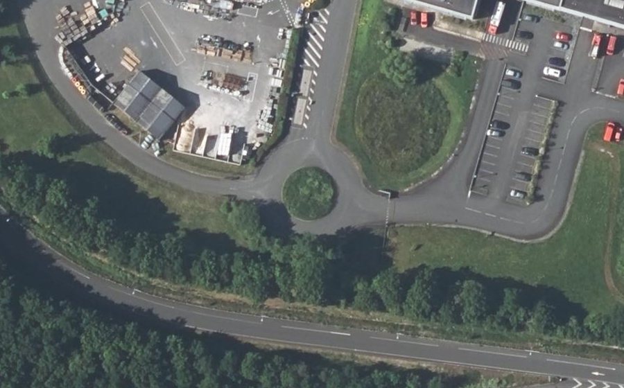 Vue aérienne du Rond-point anonyme n°392887509
