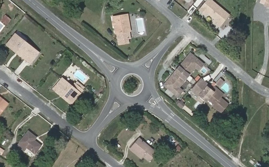 Vue aérienne du Rond-point anonyme n°392888692