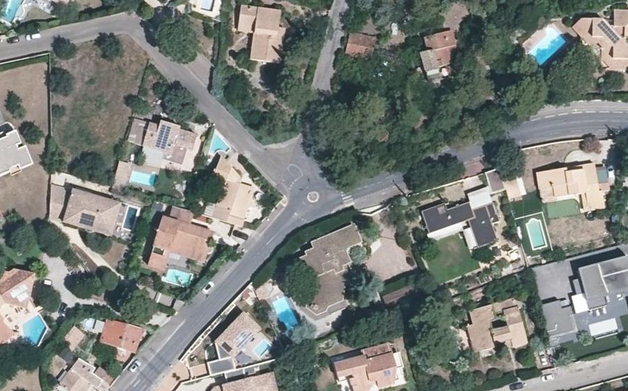 Vue aérienne du Rond-point anonyme n°392943436