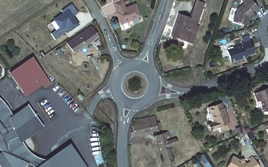 Vue aérienne du Rond-point anonyme n°39311251