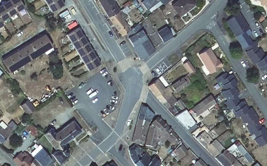 Vue aérienne du Rond-point anonyme n°39311255
