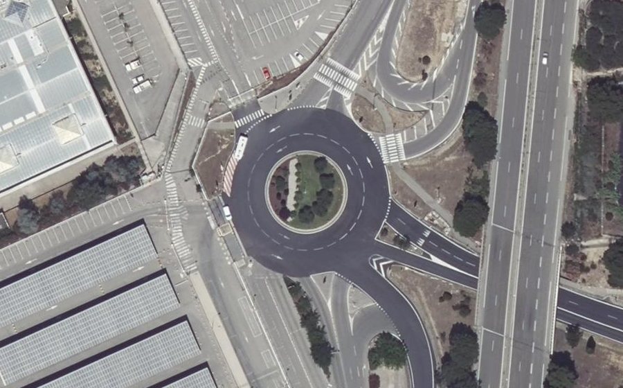 Vue aérienne du Rond-point anonyme n°39315298