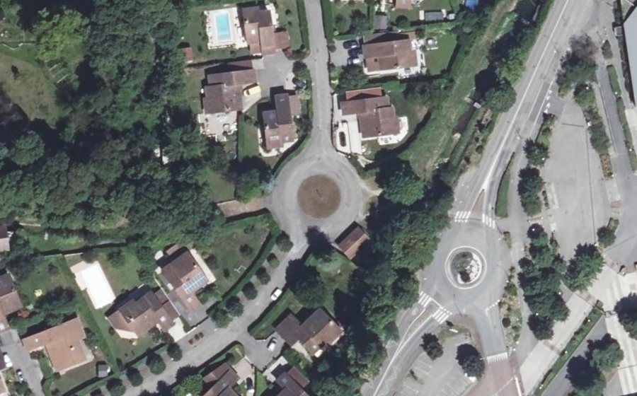 Vue aérienne du Rond-point anonyme n°393179050