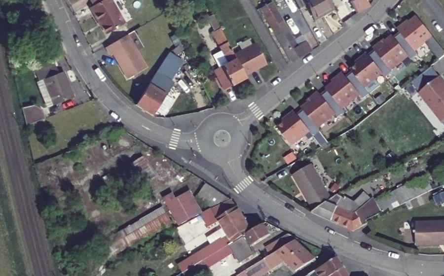 Vue aérienne du Rond-point anonyme n°393183139