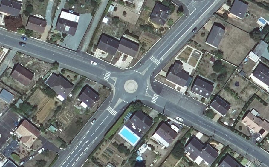Vue aérienne du Rond-point anonyme n°39319343