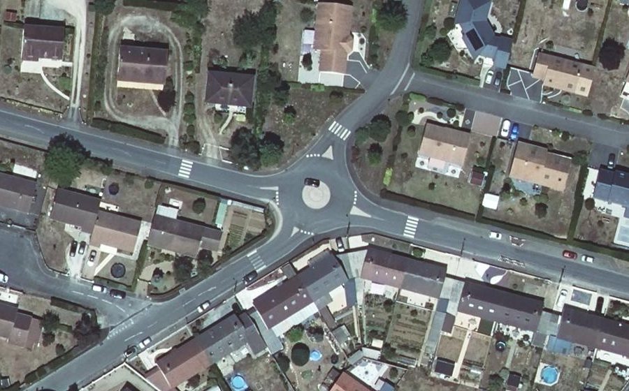 Vue aérienne du Rond-point anonyme n°39319347