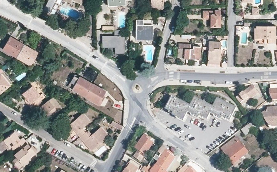 Vue aérienne du Rond-point anonyme n°393225676