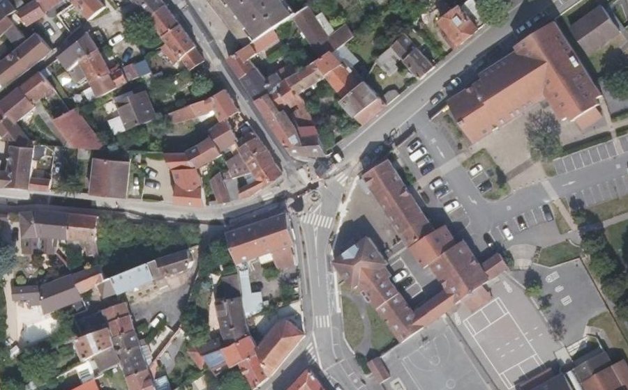Vue aérienne du Rond-point anonyme n°393250694