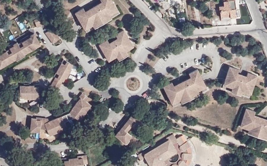 Vue aérienne du Rond-point anonyme n°393261828