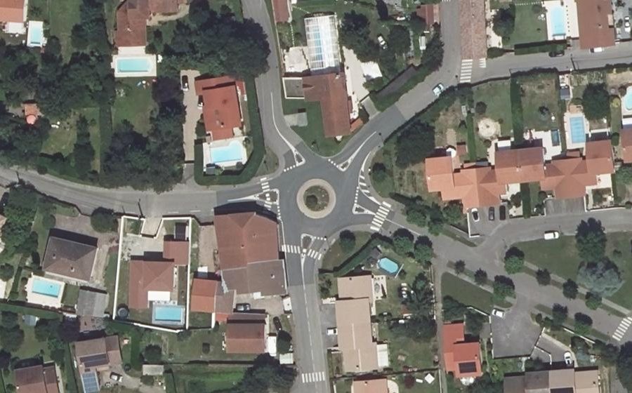 Vue aérienne du Rond-point anonyme n°39327425