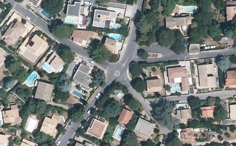 Vue aérienne du Rond-point anonyme n°393280996