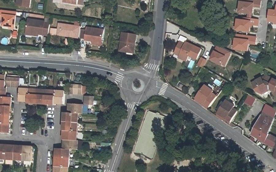 Vue aérienne du Rond-point anonyme n°393307273