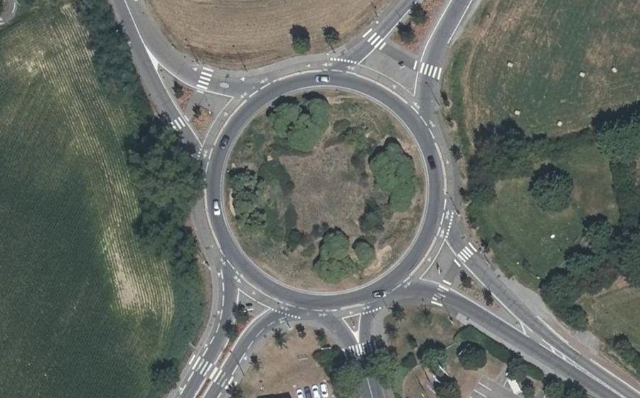 Vue aérienne du Rond-point anonyme n°393307275