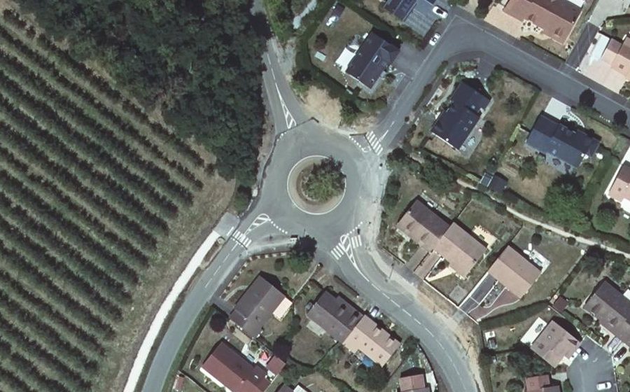 Vue aérienne du Rond-point anonyme n°39331952
