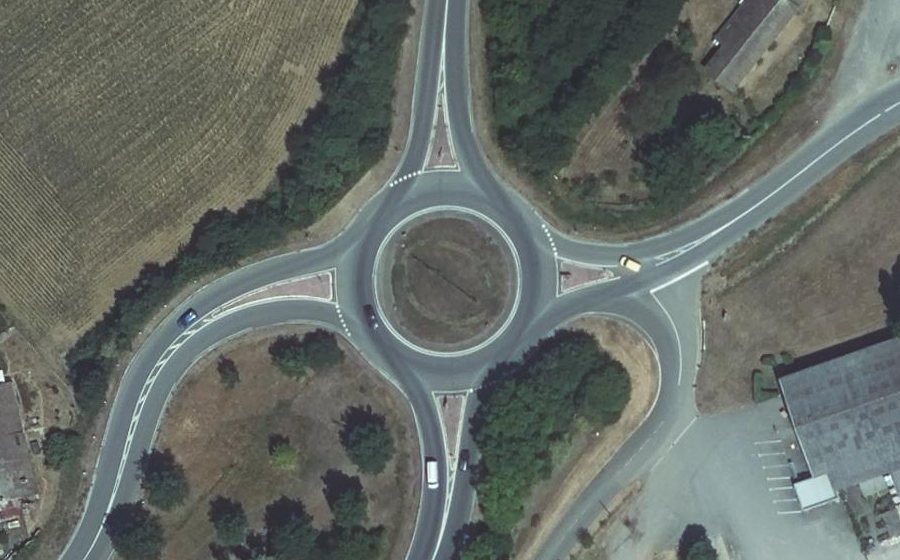 Vue aérienne du Rond-point anonyme n°39333048
