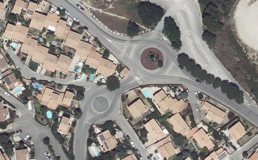 Vue aérienne du Rond-point anonyme n°39339762